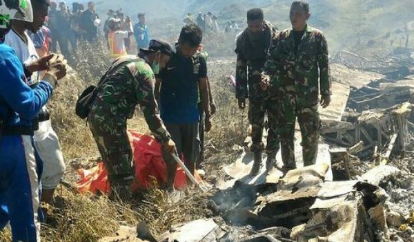 इंडोनेशिया में हेलीकॉप्टर दुर्घटनाग्रस्त, 8 की मौत इंडोनेशिया में हेलीकॉप्टर दुर्घटनाग्रस्त, 8 की मौत