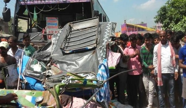 बिहार के वैशाली में बस व ऑटो की टक्कर में 10 की मौत