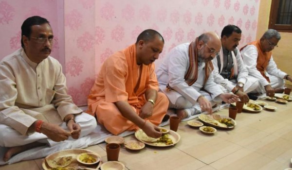 अमित शाह व योगी ने स्थानीय कार्यकर्ता के घर भोजन किया अमित शाह व योगी ने स्थानीय कार्यकर्ता के घर भोजन किया