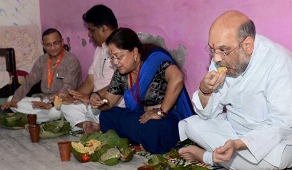 अमित शाह ने राजस्थान में दलित कार्यकर्ता के घर किया भोजन