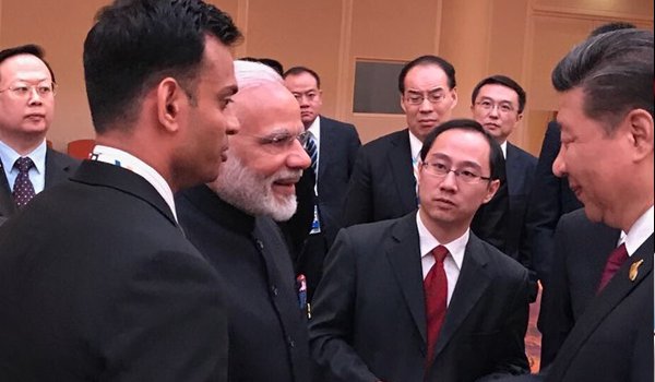 ब्रिक्स नेताओं की बैठक के दौरान मोदी व शी की मुलाकात ब्रिक्स नेताओं की बैठक के दौरान मोदी व शी की मुलाकात
