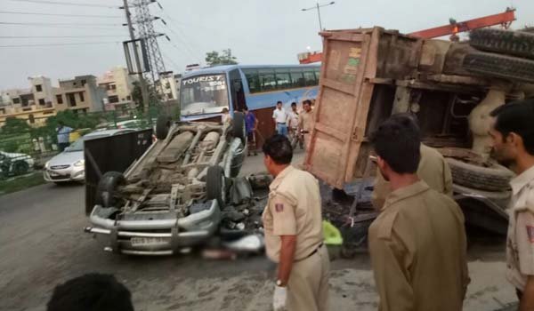 दिल्ली में डंपर ने कार को टक्कर मारी, 5 की मौत