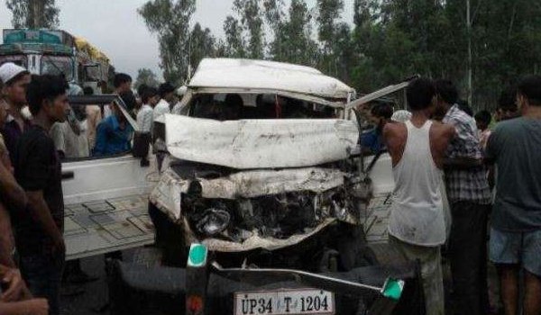 उत्तरप्रदेश : सीतापुर में कार-ट्रक भिडंत में 5 की मौत
