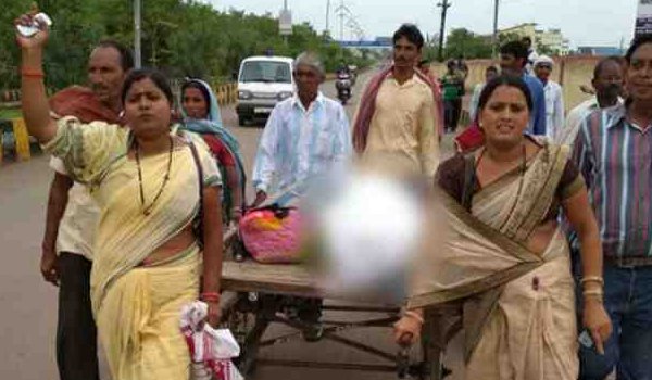 छत्तीसगढ़ : बेटी के शव को नहीं मिली एंबुलेंस, ठेले का सहारा छत्तीसगढ़ : बेटी के शव को नहीं मिली एंबुलेंस, ठेले का सहारा