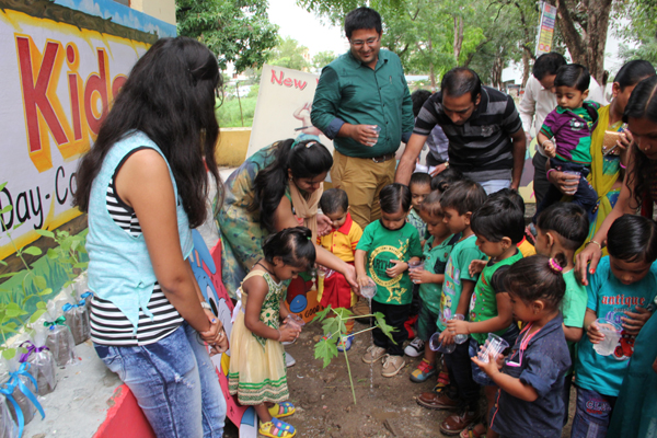 उदयपुर : बच्चों ने रोपे पौधे, संरक्षण की ली प्रतिज्ञा
