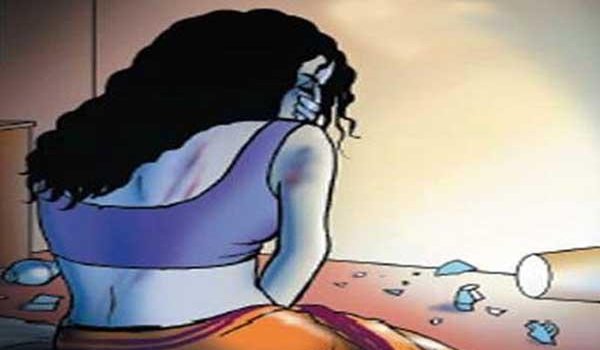 मेरठ में लिफ्ट देकर तमंचे के बल पर महिला से गैंगरेप मेरठ में लिफ्ट देकर तमंचे के बल पर महिला से गैंगरेप
