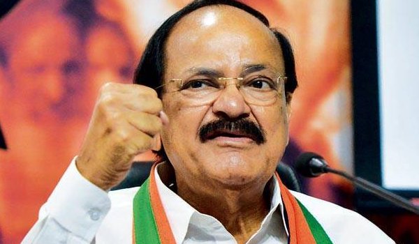 पार्टी छोड़ने पर भावुक हुए वेंकैया नायडू पार्टी छोड़ने पर भावुक हुए वेंकैया नायडू
