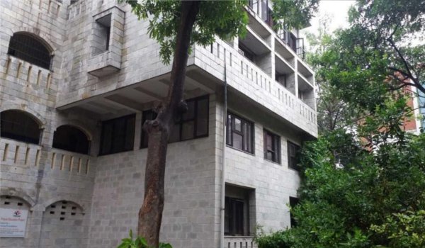आश्रय घर से भागने की कोशिश में 3 लड़कियां घायल, 1 लापता आश्रय घर से भागने की कोशिश में 3 लड़कियां घायल, 1 लापता