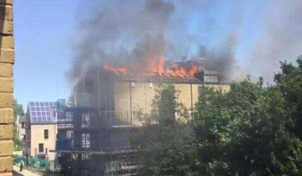 लंदन में निर्माणाधीन इमारत में लगी भयानक आग