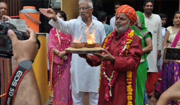 पत्थर की पूजा करके मैं तो धन्य हो गया