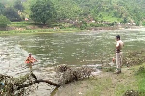 सेल्फी के चक्कर में बह गया नदी में, 27 घंटे बाद मिला शव सेल्फी के चक्कर में बह गया नदी में, 27 घंटे बाद मिला शव