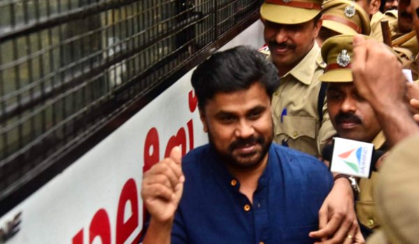एक्ट्रेस अपहरण केस : अभिनेता दिलीप को 14 दिन के लिए भेजा जेल एक्ट्रेस अपहरण केस : अभिनेता दिलीप को 14 दिन के लिए भेजा जेल