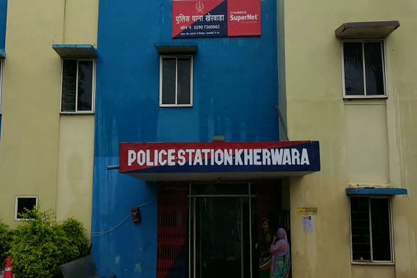 ट्रक में आलू की 150 बोरियों के नीचे मिली अवैध शराब ट्रक में आलू की 150 बोरियों के नीचे मिली अवैध शराब