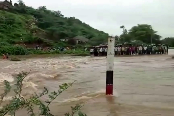 उदयपुर के खेरवाड़ा में दूध की गाड़ी बही, मां-बेटी की मौत