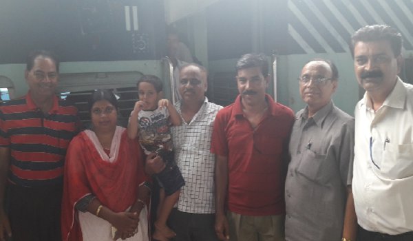 सिन्धु दर्शन से लौटे तीर्थयात्रियों का अजमेर रेल्वे स्टेशन पर स्वागत सिन्धु दर्शन से लौटे तीर्थयात्रियों का अजमेर रेल्वे स्टेशन पर स्वागत