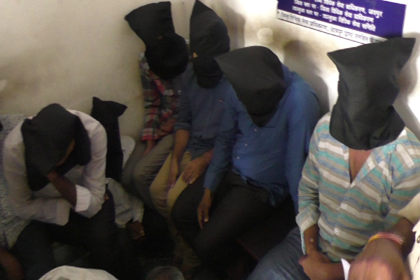 उदयपुर : 3 करोड़ की लूट के आरोपी अदालत में पेश उदयपुर : 3 करोड़ की लूट के आरोपी अदालत में पेश