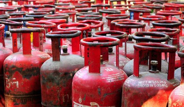 GST : दिल्ली में LPG प्रति सिलेंडर 32 रुपए महंगा GST : दिल्ली में LPG प्रति सिलेंडर 32 रुपए महंगा