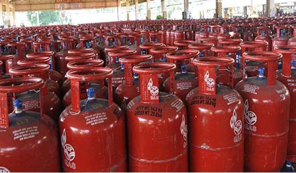 GST effect : रसोई गैस सिलेंडर महंगा, वाणिज्यिक LPG सस्ता GST effect : रसोई गैस सिलेंडर महंगा, वाणिज्यिक LPG सस्ता