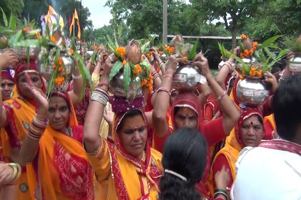 गाजे बाजे के साथ नगर भ्रमण पर निकले भगवान महाकाल गाजे बाजे के साथ नगर भ्रमण पर निकले भगवान महाकाल