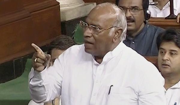 अखलाकों, पहलू खानों की हत्या को लेकर विपक्ष ने मोदी सरकार को घेरा अखलाकों, पहलू खानों की हत्या को लेकर विपक्ष ने मोदी सरकार को घेरा