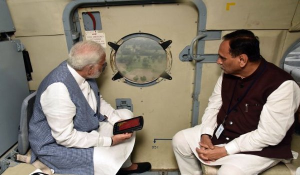 मोदी ने बाढ़ प्रभावित गुजरात का हवाई सर्वेक्षण किया, 500 करोड़ रुपए की मदद मोदी ने बाढ़ प्रभावित गुजरात का हवाई सर्वेक्षण किया, 500 करोड़ रुपए की मदद