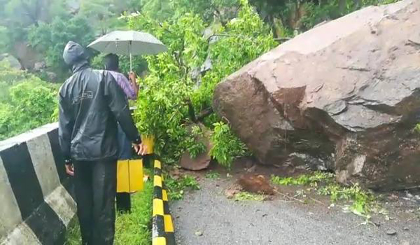 चट्टान गिरने से माउण्ट-आबूरोड मार्ग बंद, यातायात थमा