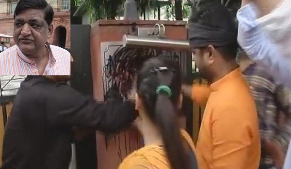 नरेश अग्रवाल के नेमप्लेट पर भाजयुमो सदस्यों ने स्याही पोती नरेश अग्रवाल के नेमप्लेट पर भाजयुमो सदस्यों ने स्याही पोती
