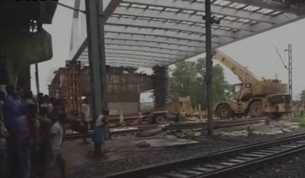 बिहार में निर्माणाधीन रेल ऊपरी पुल का हिस्सा गिरा, 2 की मौत