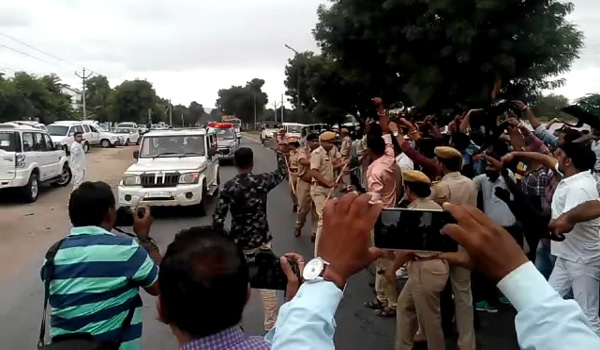ब्रेकिंग: राजपूत करणी सेना ने सिरेाही में भाजपा प्रदेशाध्यक्ष अशोक परनामी को दिखाए काले झंडे