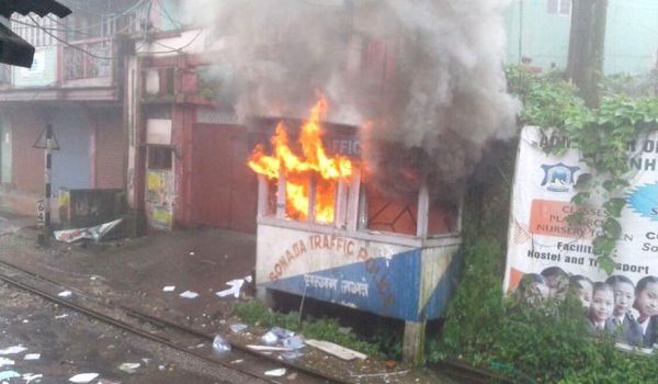 दार्जिलिंग : युवक की मौत के बाद भड़की हिंसा, सेना तैनात दार्जिलिंग : युवक की मौत के बाद भड़की हिंसा, सेना तैनात