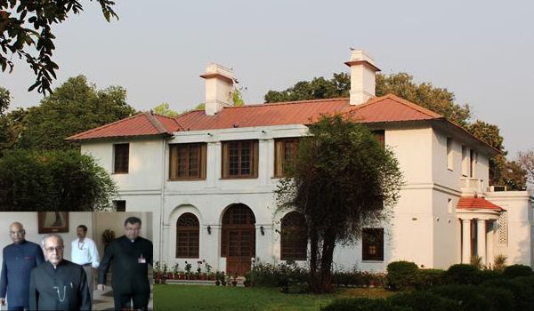 पूर्व राष्ट्रपति प्रणब मुखर्जी अपने नए आवास पहुंचे