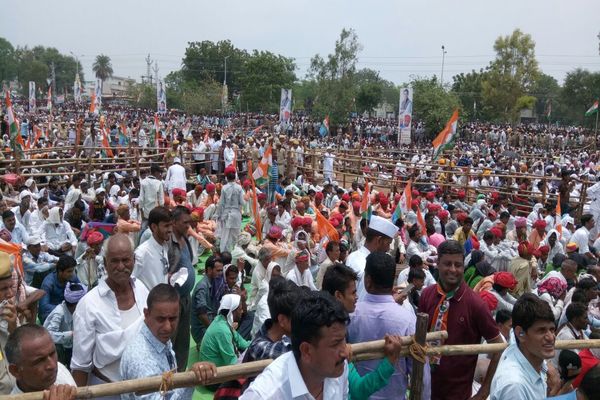हम वीर सावरकर की तरह कमजोर नहीं : राहुल गांधी हम वीर सावरकर की तरह कमजोर नहीं : राहुल गांधी