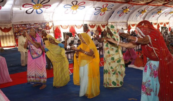 रूणिचा वाले बाबा रामदेव की कथा सुनने उमडे भक्तगण रूणिचा वाले बाबा रामदेव की कथा सुनने उमडे भक्तगण