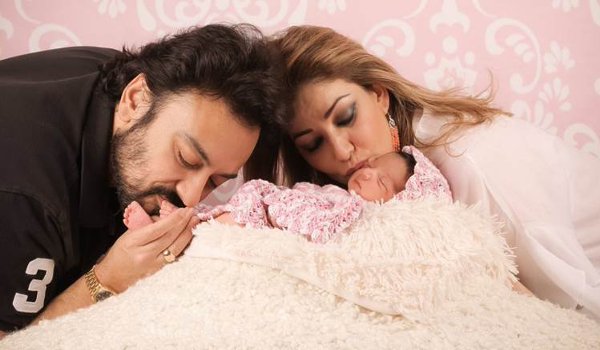 अदनान सामी ने साझा की बेटी मेदिना की पहली झलक अदनान सामी ने साझा की बेटी मेदिना की पहली झलक