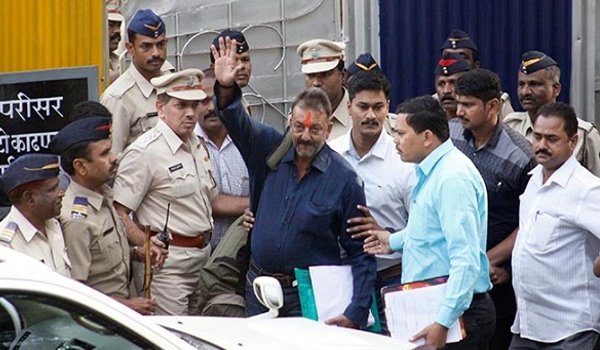 संजय दत्त की सजा पूर्व रिहाई को सही साबित करे महाराष्ट्र सरकार : कोर्ट