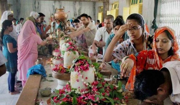सावन का पहला सोमवार, शिवालयों में उमड़ी भक्तों की भीड़ सावन का पहला सोमवार, शिवालयों में उमड़ी भक्तों की भीड़