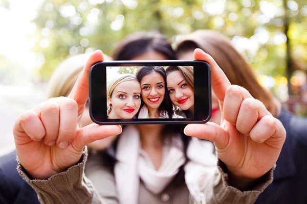 संभल जाइए, ज्यादा Selfie लेना स्किन के लिए है हा​निकारक