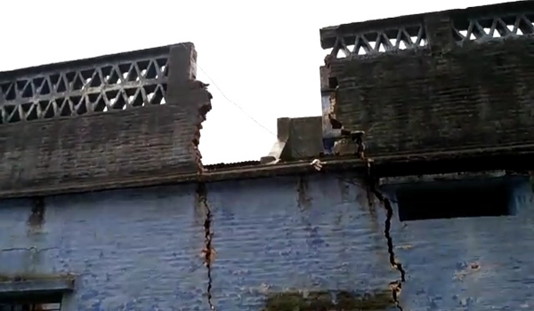 बारिश से सिरोही में धंसकर फटे कई मकान, बेसमेंट में भरा पानी बारिश से सिरोही में धंसकर फटे कई मकान, बेसमेंट में भरा पानी