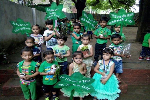 हरी पोशाक पहन कर दिया हरियाली बचाने का संदेश हरी पोशाक पहन कर दिया हरियाली बचाने का संदेश
