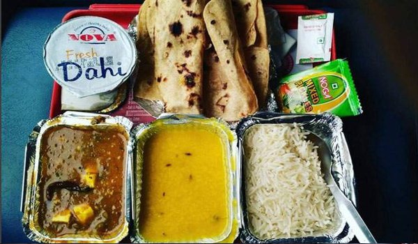 ट्रेन यात्रियों को परोसा जा रहा न खाने लायक भोजन : सीएजी ट्रेन यात्रियों को परोसा जा रहा न खाने लायक भोजन : सीएजी