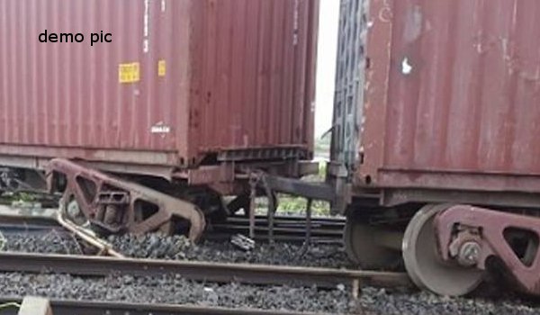 सिभावली में मालगाड़ी पटरी से उतरी, कई ट्रेनें प्रभावित