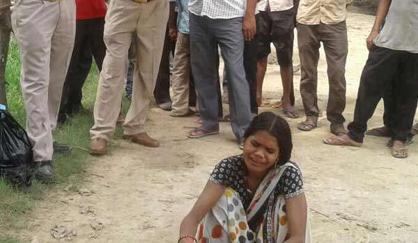 लखीमपुर खीरी : पति की हत्या के बाद पत्नी ने फंदें से लटकर दी जान