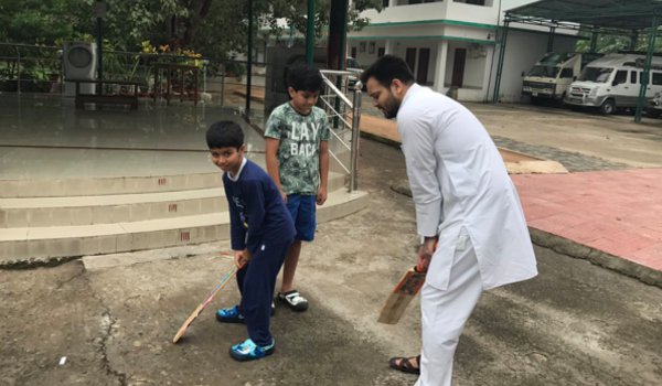 बिहार : तेजस्वी यादव ने बच्चों संग क्रिकेट का लुत्फ उठाया
