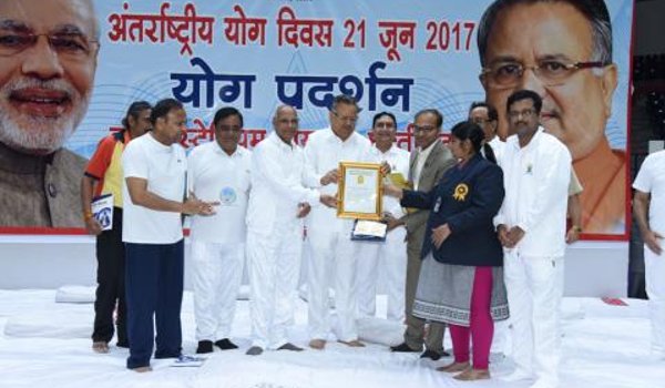 छत्तीसगढ़ को योग में विश्व रिकार्ड का प्रमाणपत्र मिला छत्तीसगढ़ को योग में विश्व रिकार्ड का प्रमाणपत्र मिला