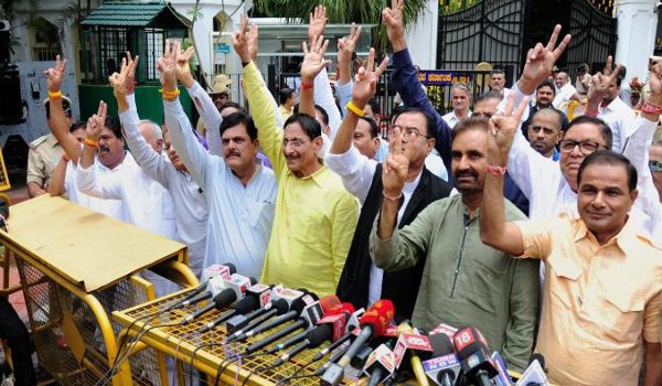 गुजरात के 44 कांग्रेस विधायक कर्नाटक से अहमदाबाद लौटे