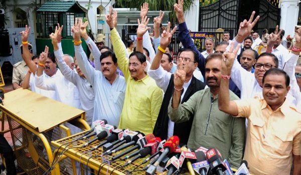 गुजरात के 44 कांग्रेस विधायक कर्नाटक से अहमदाबाद लौटे गुजरात के 44 कांग्रेस विधायक कर्नाटक से अहमदाबाद लौटे