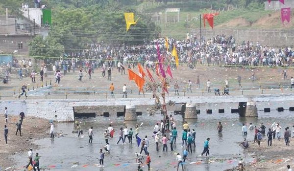छिंदवाड़ा का गोटमार मेला : प्रेमी युगल की शहादत में चलते हैं पत्थर छिंदवाड़ा का गोटमार मेला : प्रेमी युगल की शहादत में चलते हैं पत्थर