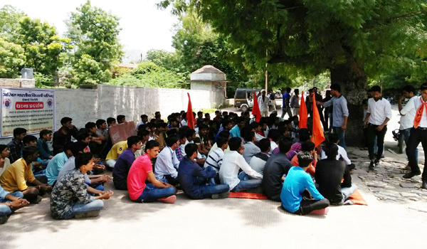 एबीवीपी पदाधिकारियों निर्णय के खिलाफ एबीवीपी कार्यकर्ताओं का धरना