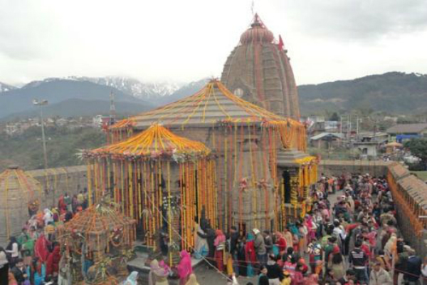 ऐसा मंदिर जहां शिवलिंग बदलता रंग आप भी देखिए