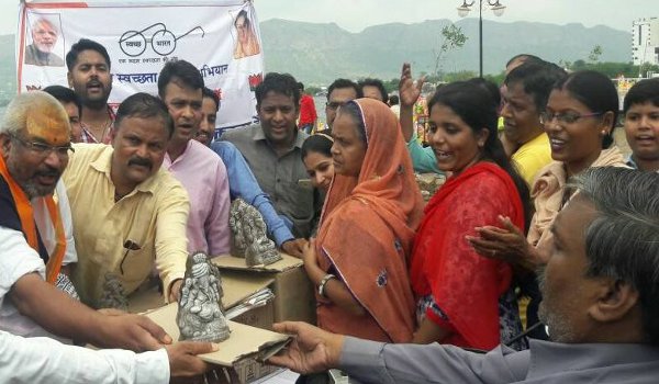 अजमेर : मिट्टी से बनी गणेश प्रतिमाओं का निशुल्क वितरण अजमेर : मिट्टी से बनी गणेश प्रतिमाओं का निशुल्क वितरण